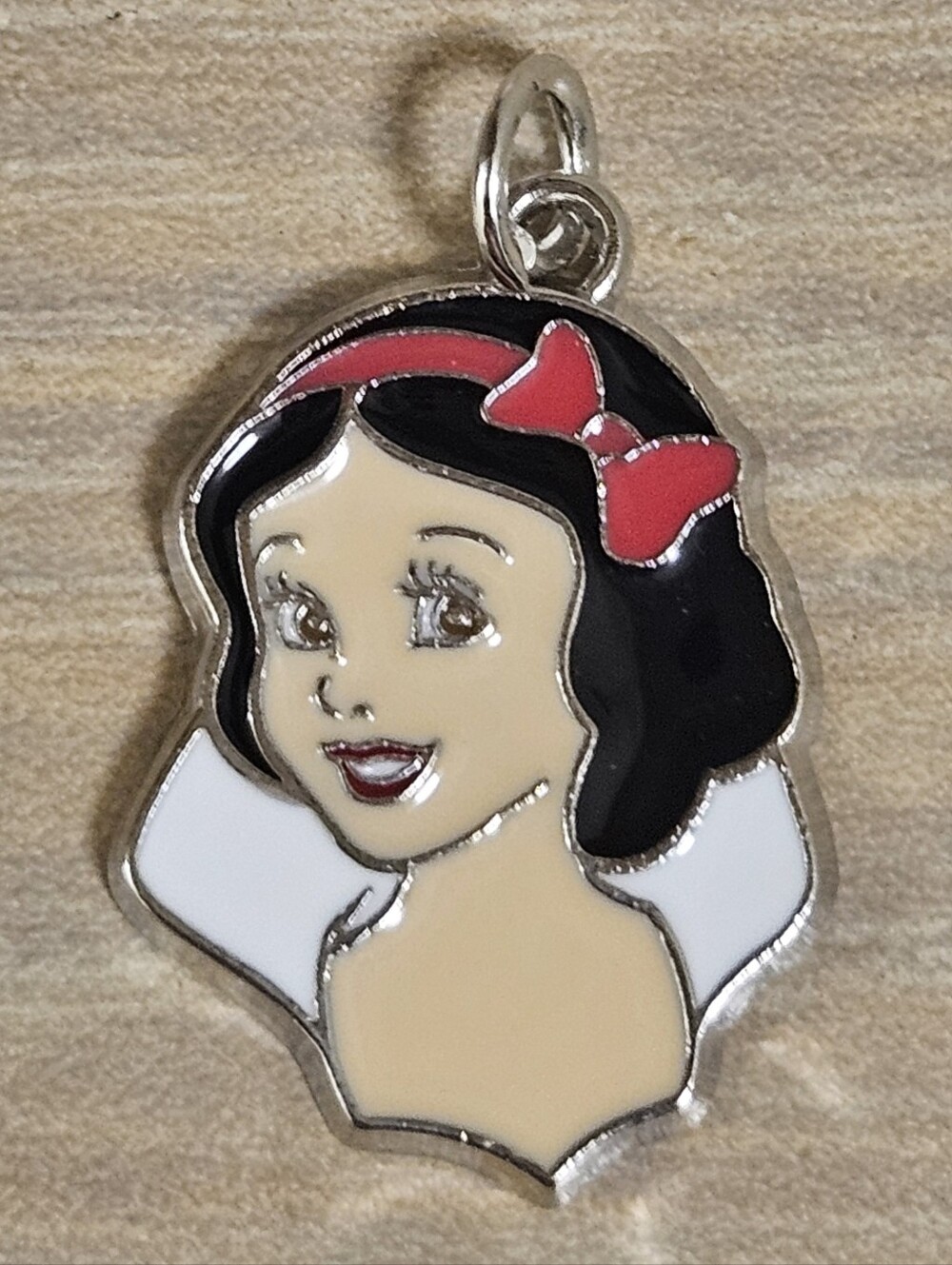 DISNEY SNOW WHITE BOW SILVER TONE ENAMEL PENDANT CHARM GIFT